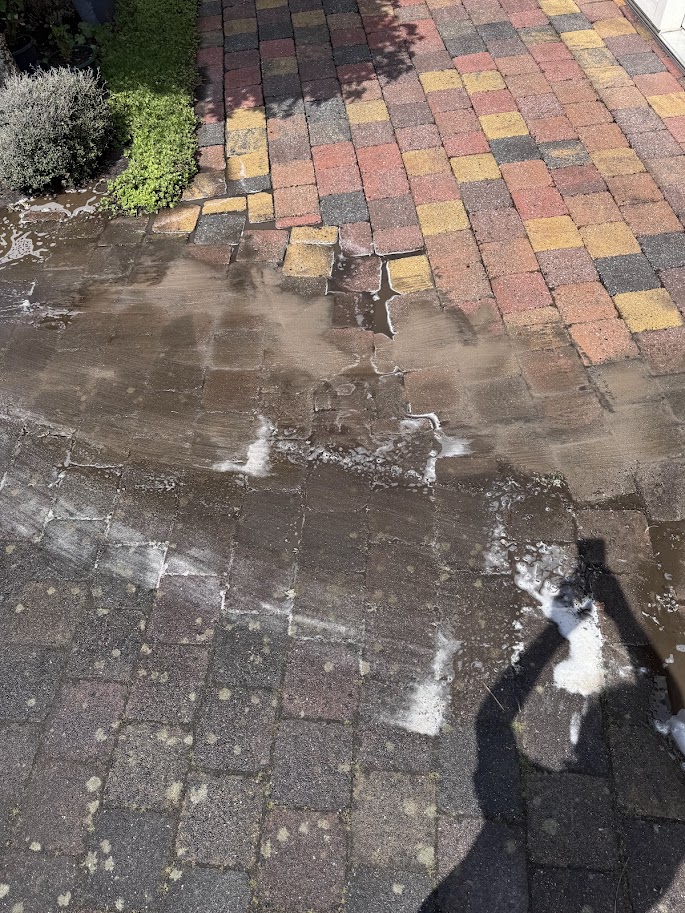 Professionele reiniging van bestrating door BuitenFIX